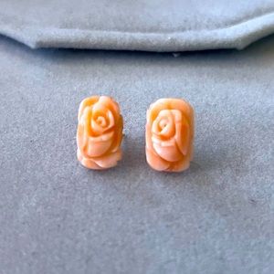 Vintage 14k gold carved Agate rose earrings